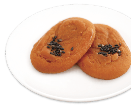 お皿に盛ったいも焼き菓子 ひがしやま。