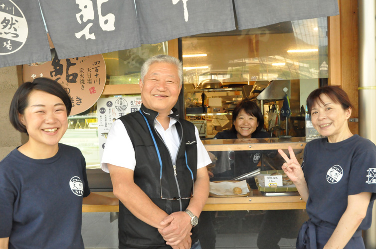 鮎市場スタッフ