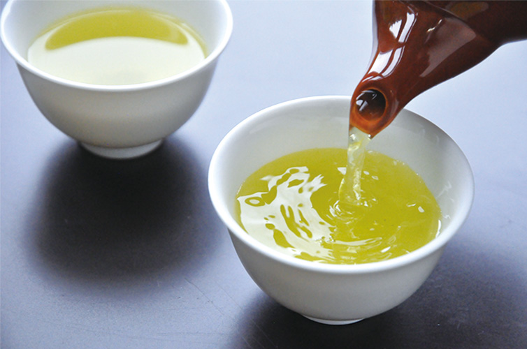 湯呑と急須 茶葉 お茶の葉 緑茶 新茶 しまんと荒茶 荒茶 四万十 茶処 ギフト お取り寄せ 贅沢