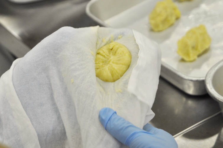 茶巾絞りの作業 手作業