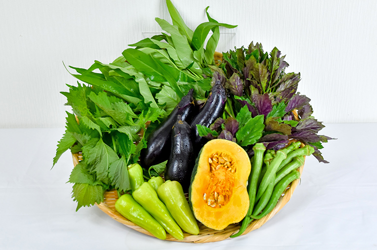 カゴ盛り野菜