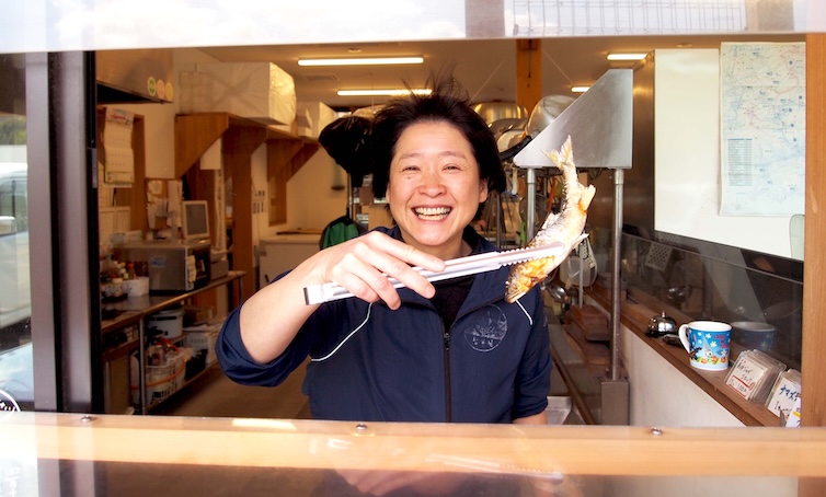 「若鮎」を待ち焦がれる鮎市場の目利き・平野美智さんの画像