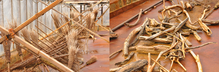 ほうきや流木が並ぶ