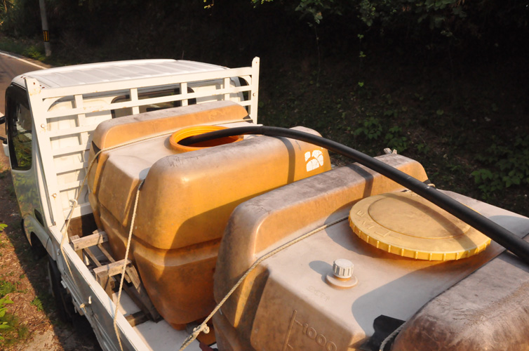 トラックで森澤さん自ら運搬