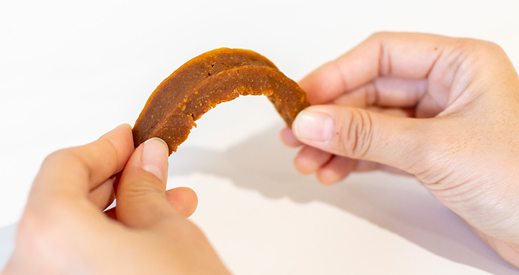 干し芋 やわらかい 手に持つ