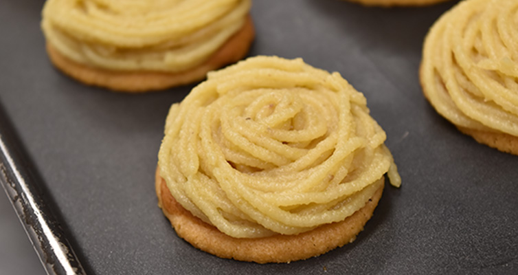 まるでバラのような見た目！ 焼きモンブラン 和栗